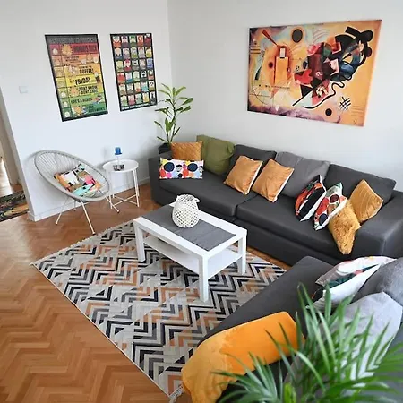 Apartment Colorful Downtown