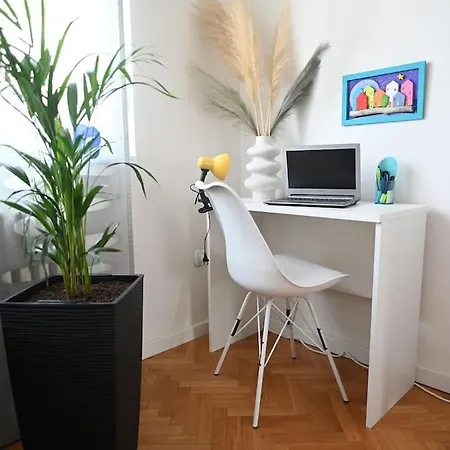 Colorful Downtown Apartment *