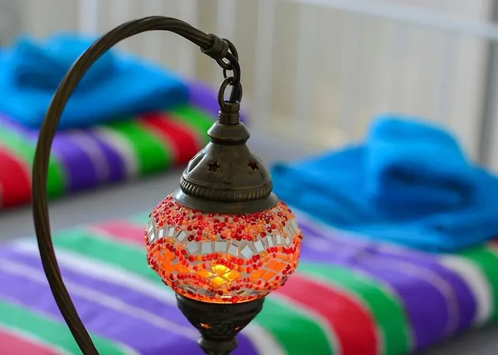 Colorful Downtown Apartment *