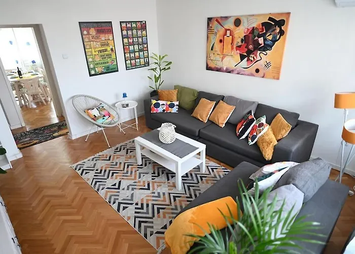 Apartment Colorful Downtown