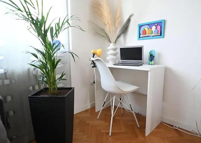 Colorful Downtown Apartment *