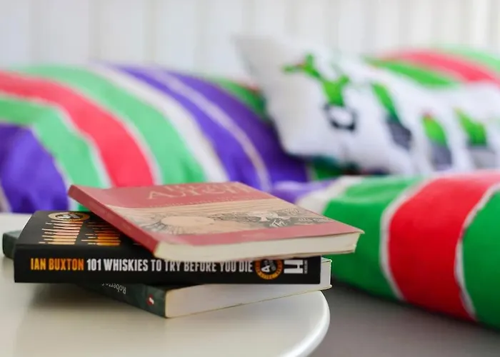 Colorful Downtown Apartment *